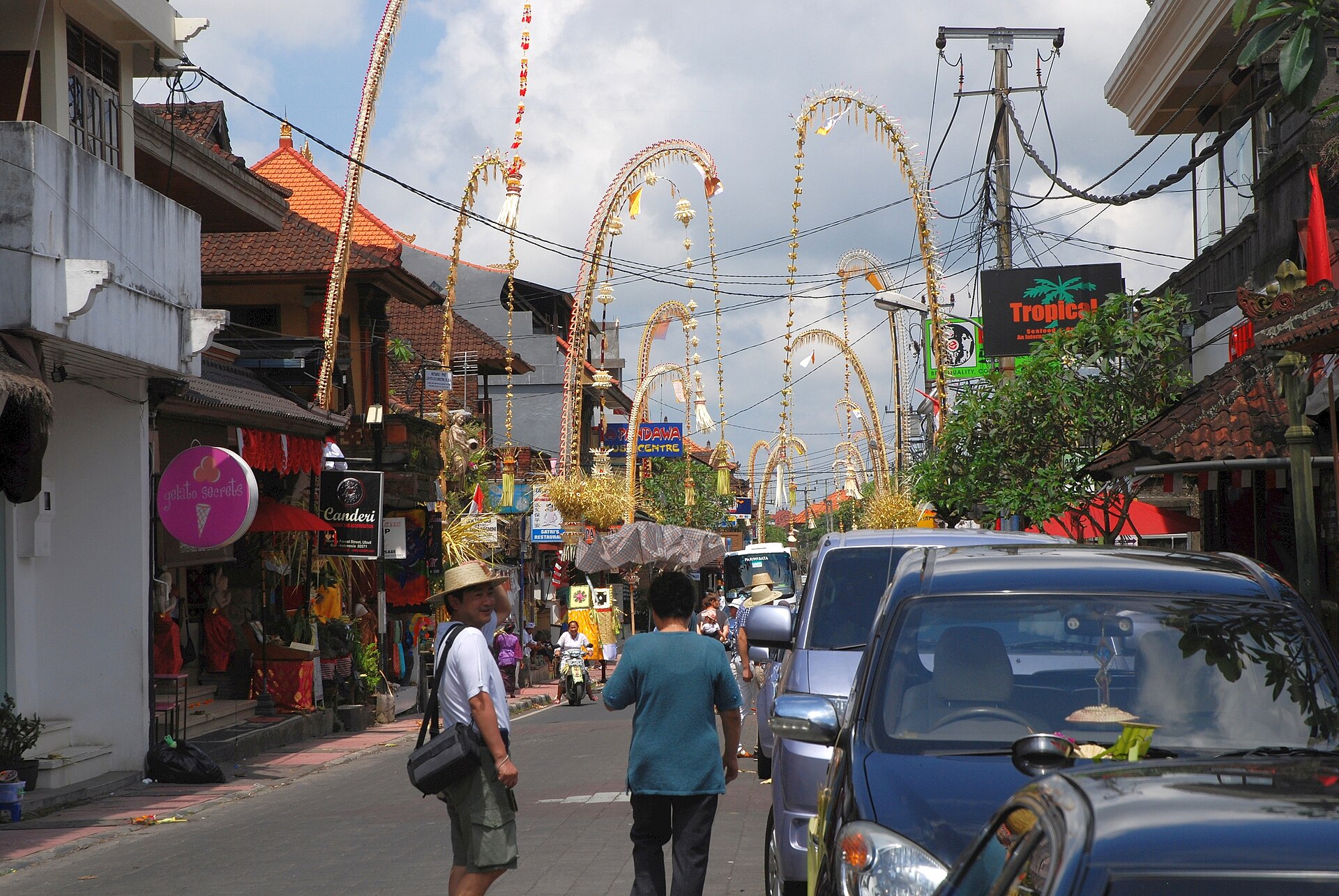 Penjor, höga bambustänger, längs gatan i Ubud under Galungan