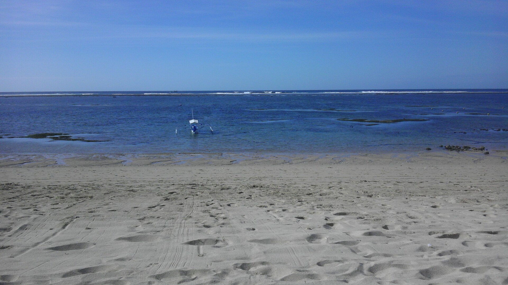 Lugn sandstrand i Nusa Dua