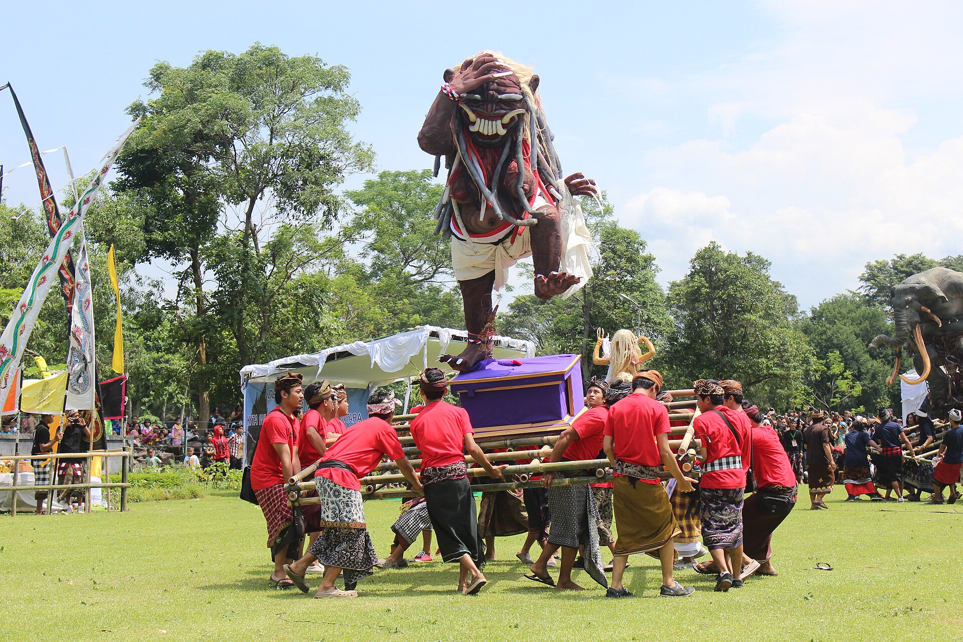 Ogoh-ogoh-figur bärs i procession kvällen före Nyepi