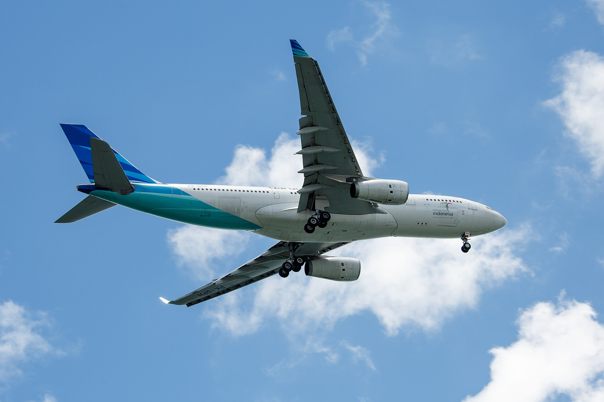Flygplan på väg in för landning i Denpasar