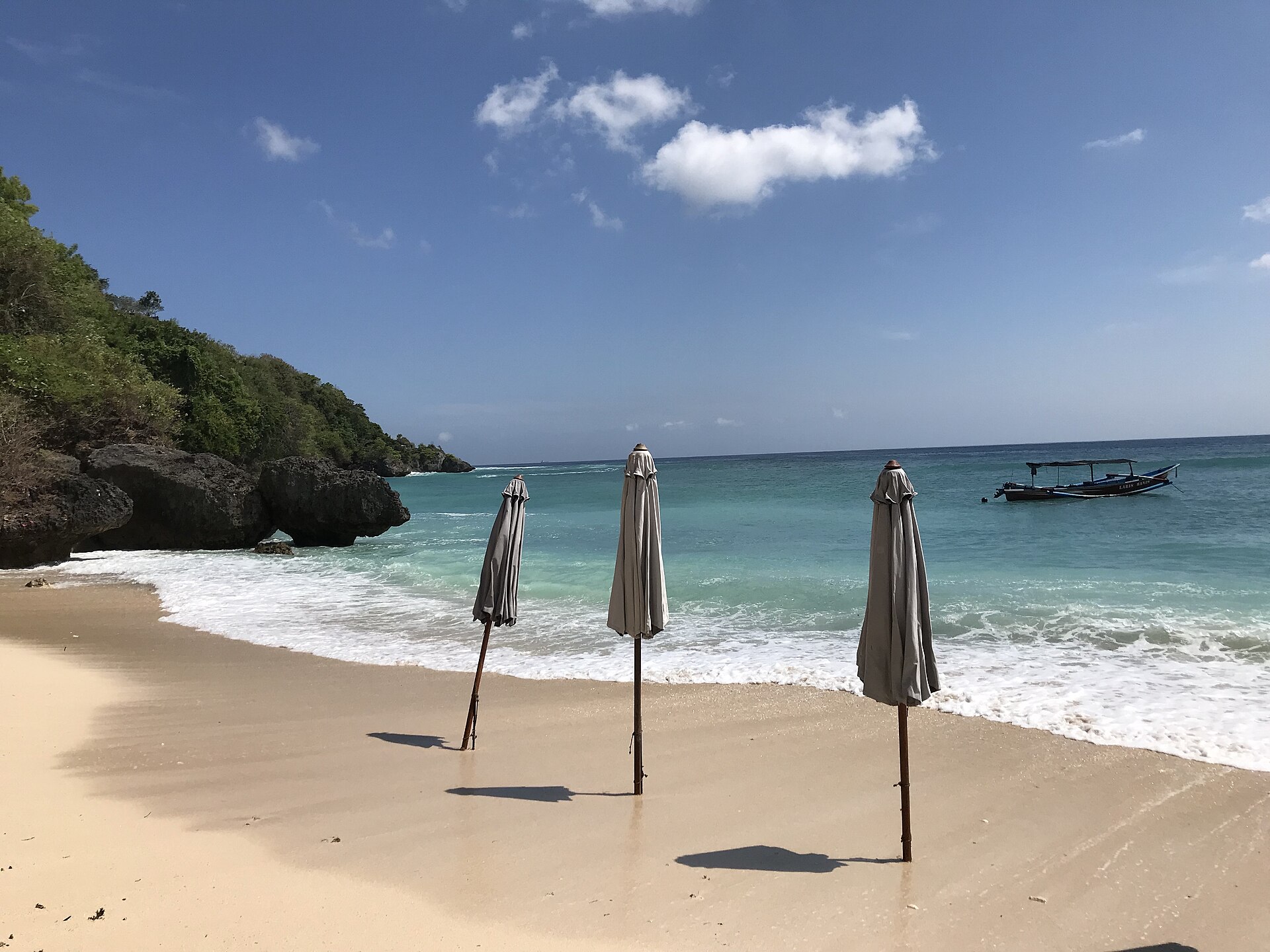 Padang Padang Beach nedanför klipporna i Uluwatu