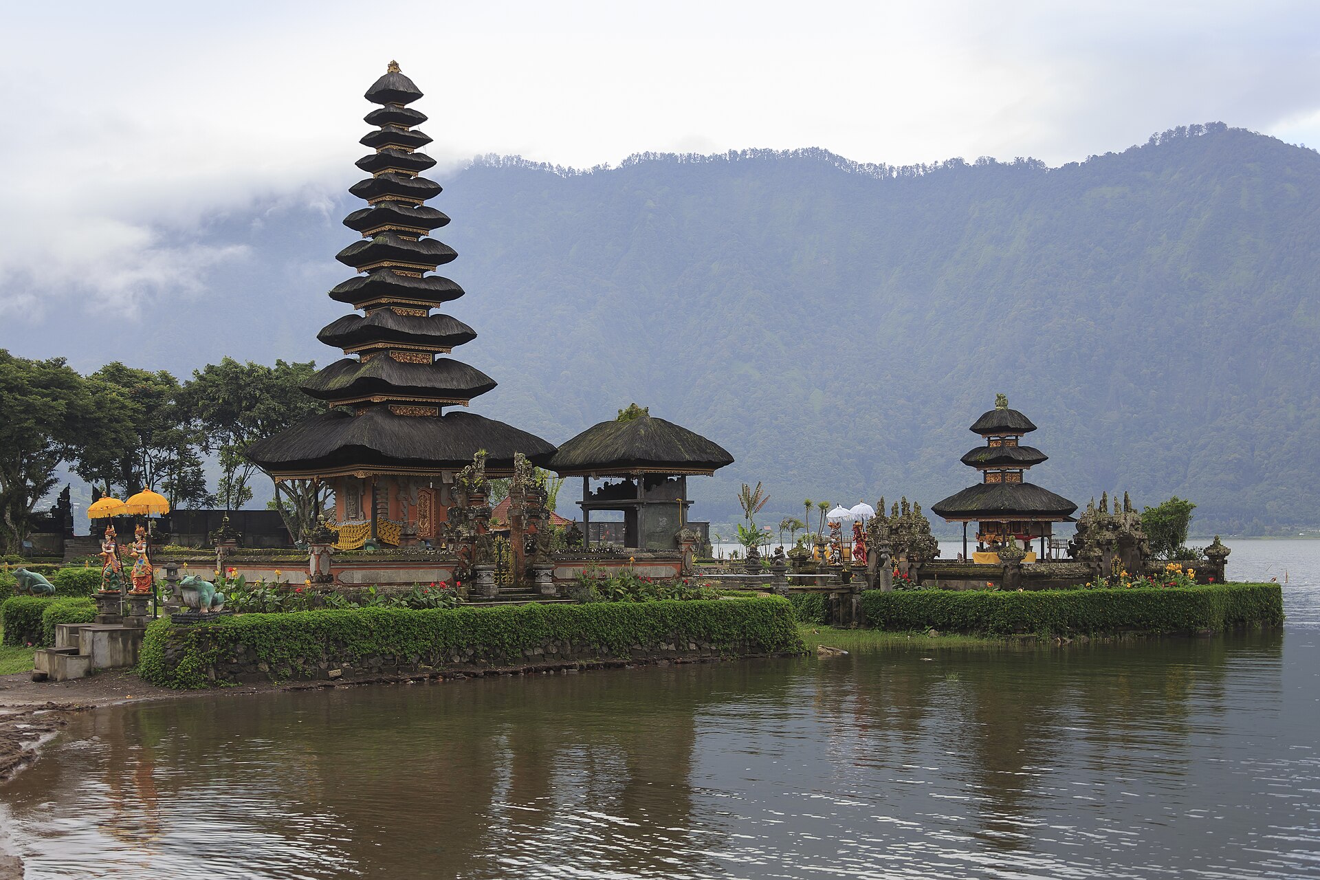 Pura Ulun Danu Bratan vid sjön Bratan i Balis berg