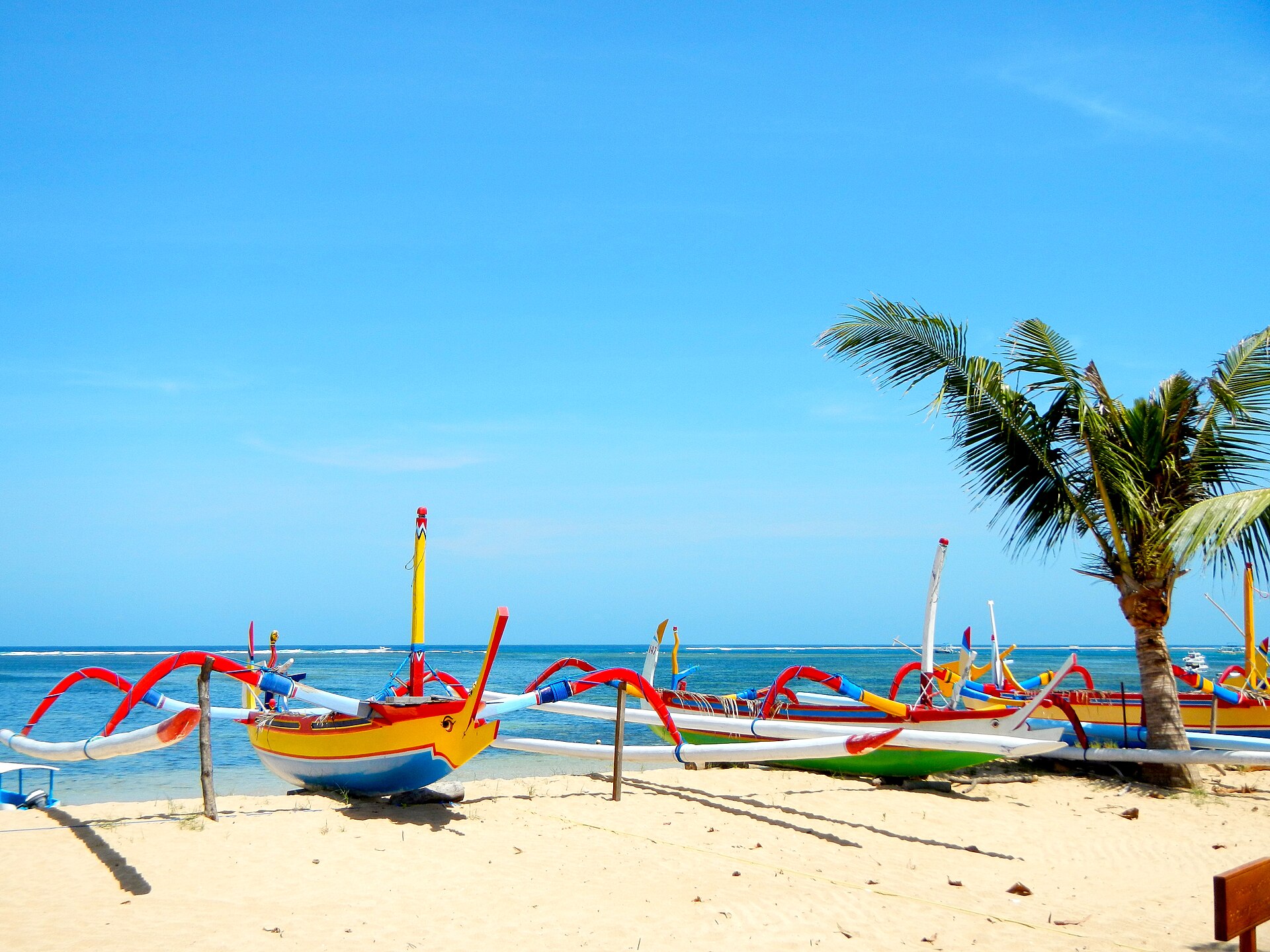 Traditionella jukungbåtar på en strand på Bali