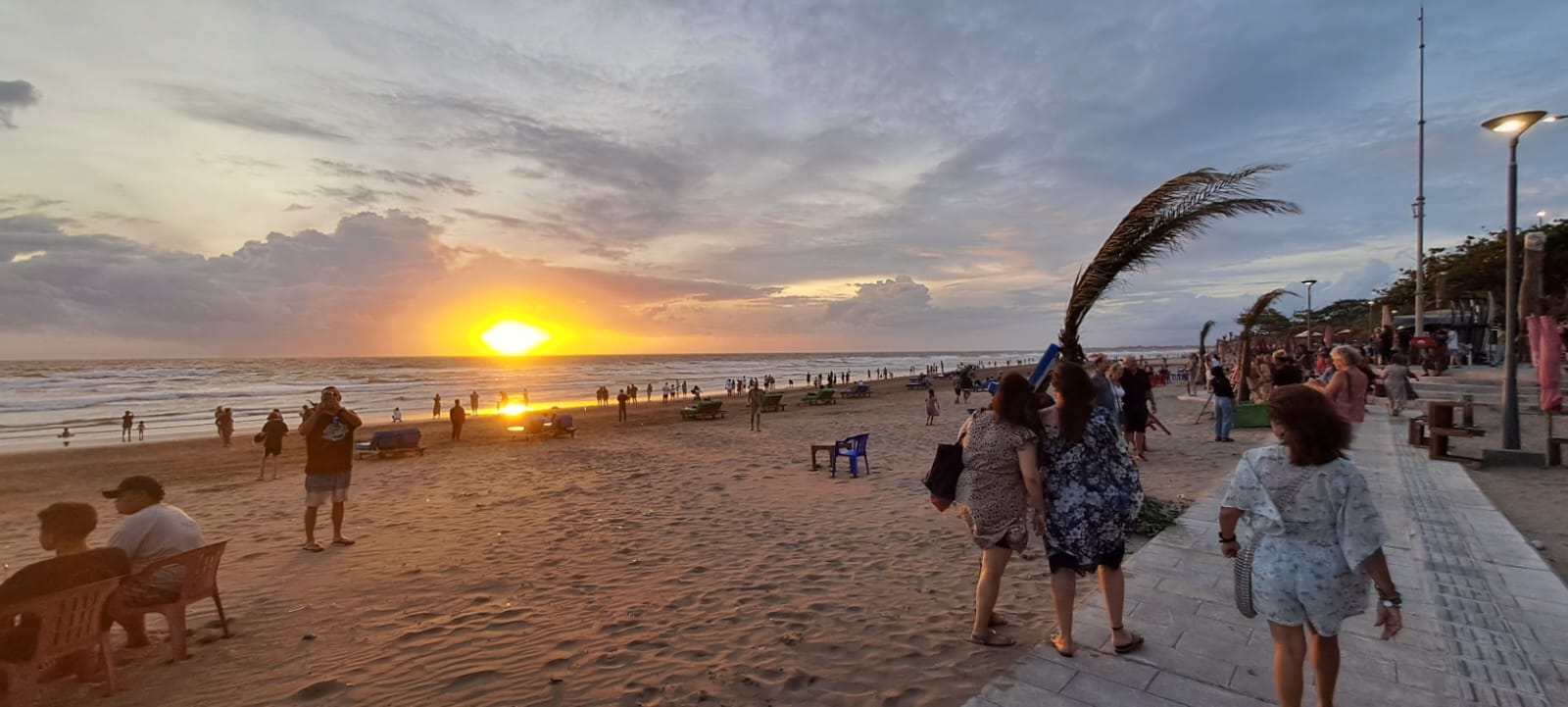 Solnedgång på stranden i Seminyak