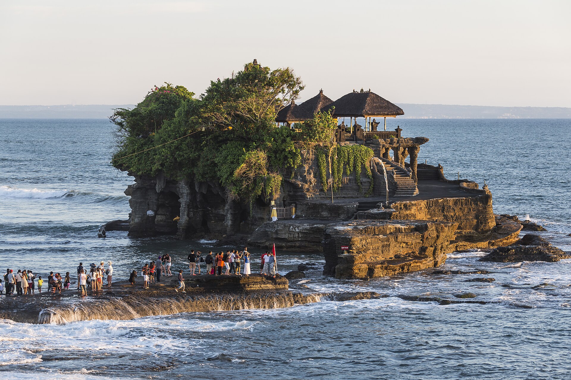 Tanah Lot, templet på en klippa i havet på Balis västkust