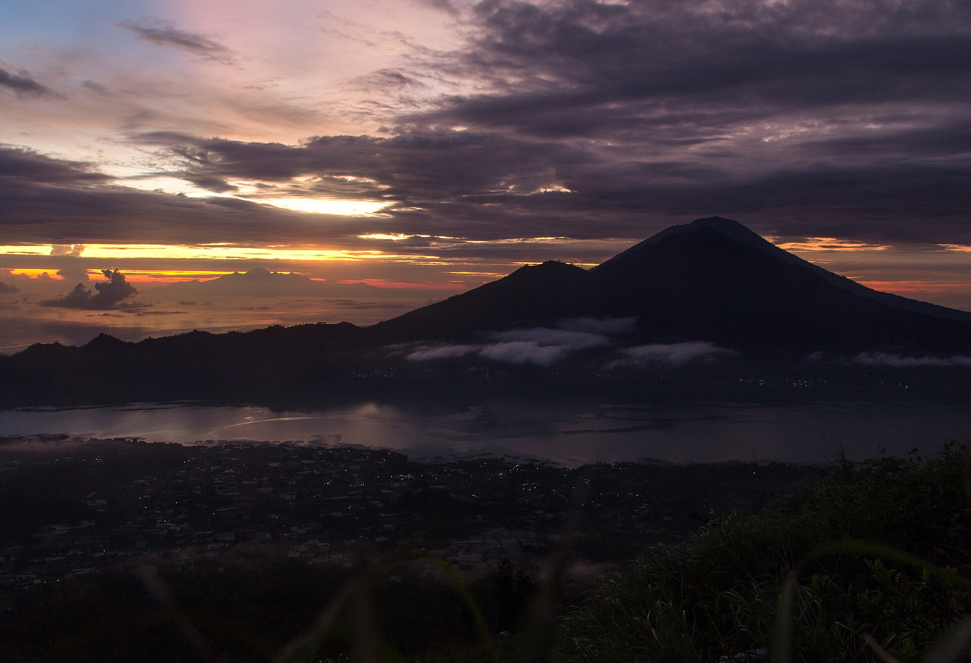 Soluppgång från Mount Batur med vulkanen Agung i bakgrunden