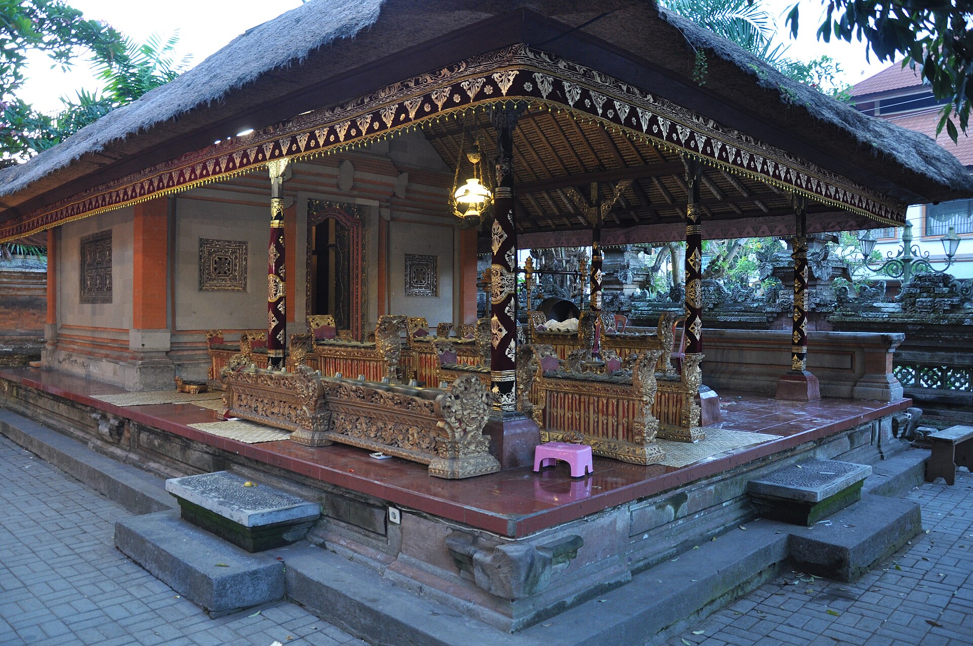 Paviljong med gamelaninstrument i kungapalatset i Ubud